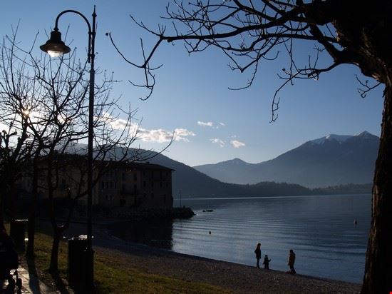 Le luci del tramonto sulla spiaggia di Riva Bianca, a Lierna  