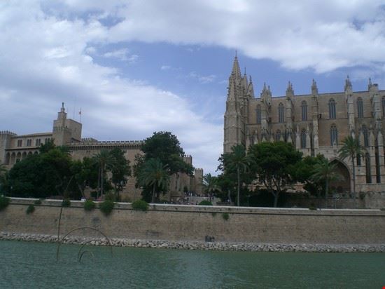 Palazzo dell'Almudaina Il parco è formato da un lago artificiale di acqua salata che fa da museo a cielo aperto a diverse opere. Sullo sfondo il panorama è dato dalla Seu sulla destra e dal palazzo dell'Almudaina sulla sinistra  