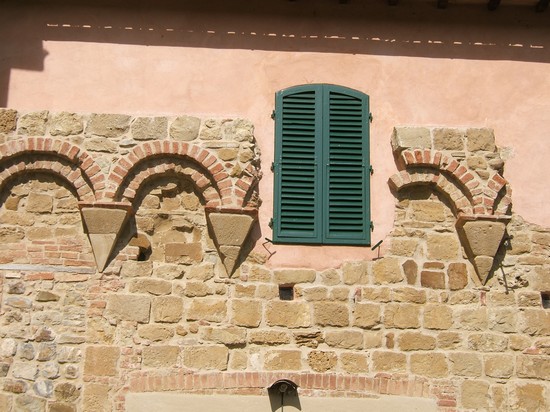 finestra tra le mura