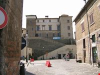 la piazza e il palazzo nobiliare