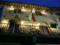 Palazzo comunale in notturna