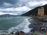chiavari wolken und stuermische see
