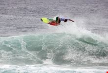 newcastle surfer am mereweather beach