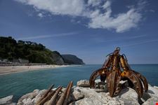 numana metallmonster am strand