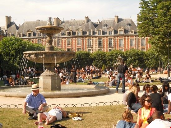 Place des Vosges Una giornata di sole alla Place des Vosges  