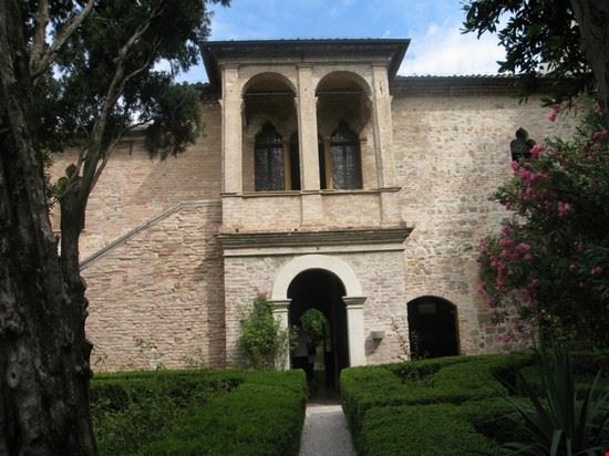  E' la facciata della casa ove si ritirò a vivere il poeta Francesco Petrarca  