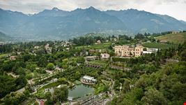 meran panorama-aufnahme vom schloss trauttmansdorff und den gaerten