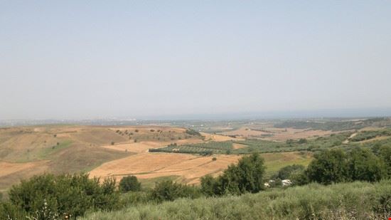  e' il panorama della vallata che scende fino al mar Adriatico  