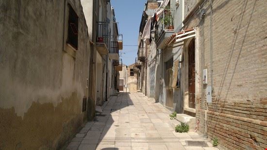  E' lo scorcio di una delle stradine che si collegano col corso del paese  