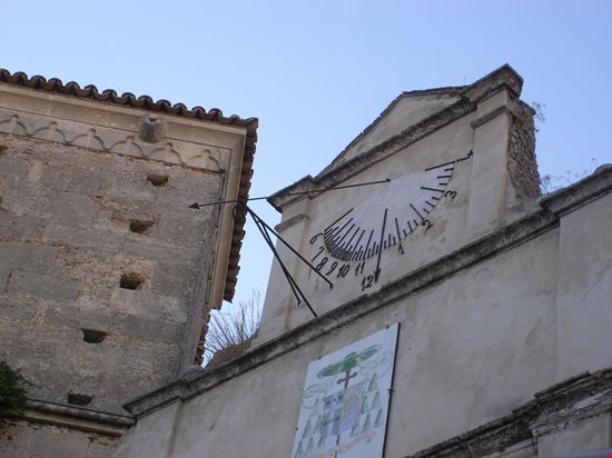 Meridiana Dell'Arco dei Vescovi Attaccato alla Cattedrale c'è la Porta Urbica "dei Vescovi" sormontato dalla meridiana solare Roberto Macri' 