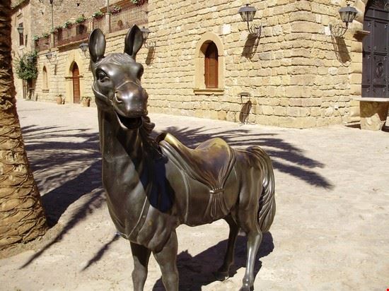  Statua bronzea di un asinello nel parco della Villa delle Meraviglie  