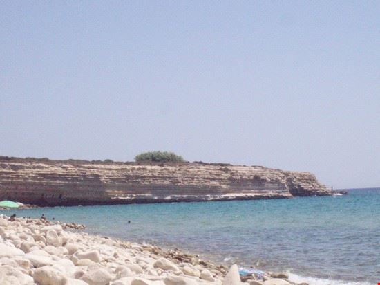 Spiaggia di Gallina Di qua dalla scogliera è presente la spiaggia di Gallina, per un tratto di sassi bianchi e per il restante di sabbia, di là dalla scogliera (500 metri a piedi) è presente una spiaggia deserta di sassi  
