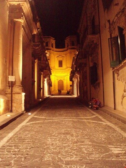 Noto Barocca Via Nicolaci, famosa per l'infiorata, chiusa da Chiesa di Montevergini  