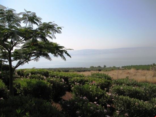  e' una veduta del lago di Tiberiade dal monte delle beatitudini  
