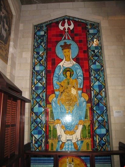  e' uno dei mosaici che mostrano le madonne dei vari paesi nella basilica dell'Annunciazione  