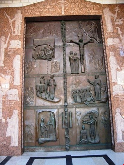  e' la porta della basilica cattolica dell'Annunciazione  