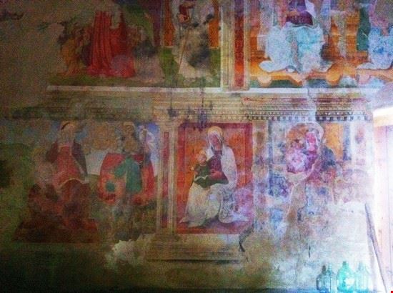  Le pareti della Chiesa sono interamente affrescate, per lo più dallo Spagna e suoi allievi  
