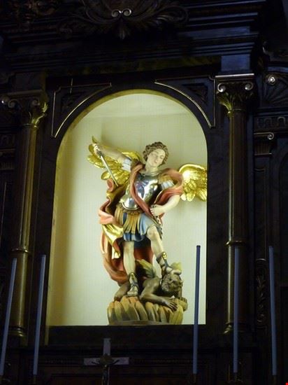 Chiesa di San Michele Arcangelo la statua di san michele arcangelo e il diavolo  