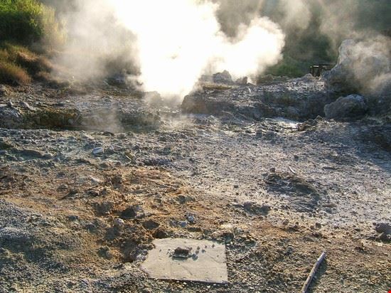  siamo vicini a Larderello... anche qui l'energia geotermica del sottosuolo si sprigiona nella sua potenza... incanalata diventa corrente elettrica  