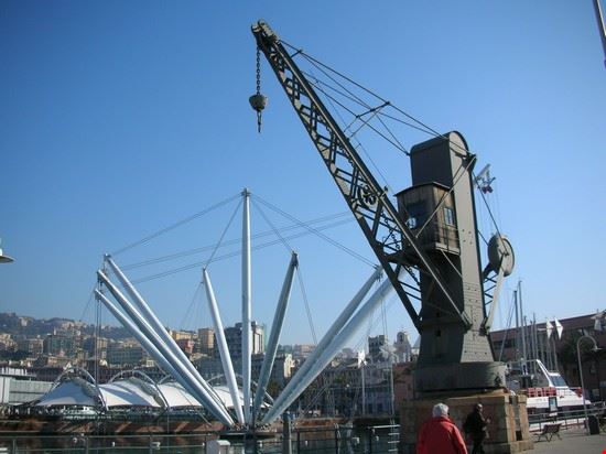 Il Bigo il bigo di renzo piano con reperto di archeologia marittima  