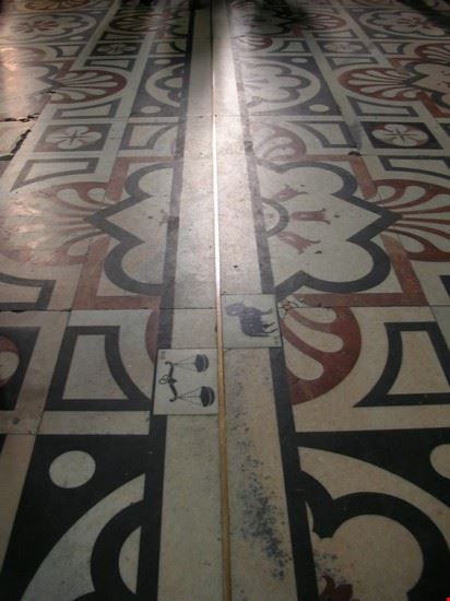 Duomo di Milano particolare della meridiana sulla pavimentazione interna  