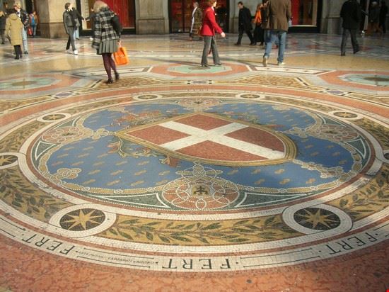 Galleria Vittorio Emanuele II mosaico con stemma di milano nella pavimentazione della galleria  