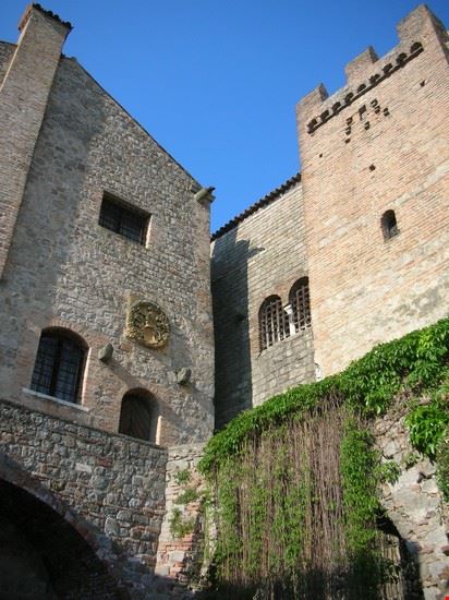 Castello Di Monselice particolare degli incroci di mura  