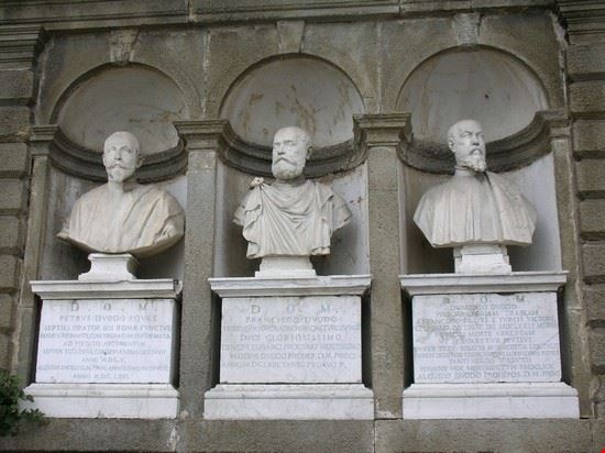  busti di marmo ai piedi della scalinata di villa duodo  