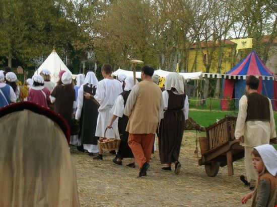  figuranti in costume in corteo  