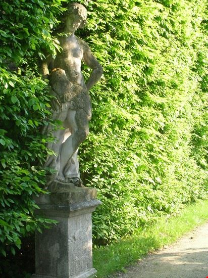 Villa Pisani una delle statue di pietra del giardino della villa  
