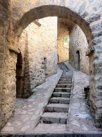  Il carattere medioevale del piccolo paese di Caso  