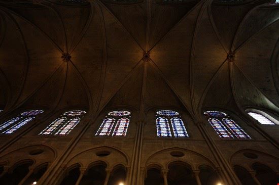 Notre Dame L'altezza vertiginosa delle volte di Notre Dame...  