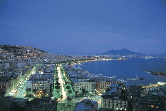 Napoli in notturna