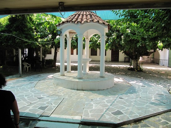 piccolo scorcio del cortile del monastero