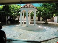 piccolo scorcio del cortile del monastero