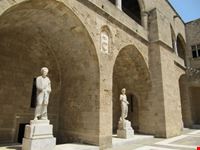 Statue all'interno del cortile del Palazzo