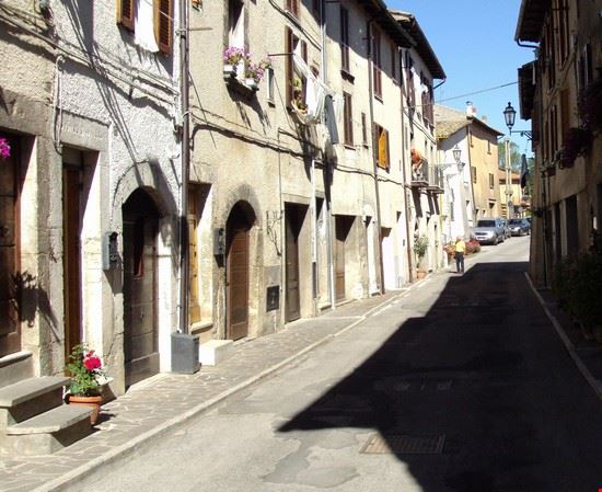  Strada del centro con le caratteristiche porte di varia fattura antica  