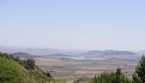  il lago Ogliastro visto da Morgantina  