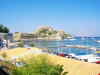 la Baia Di fronte la città di Corfù