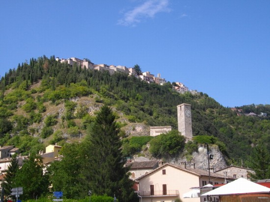 Paese arroccato sulle montagne