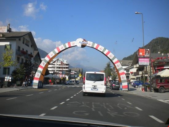  L'arco dove tagliano il traguardo i ciclisti ad Aprica  