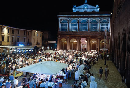 Mercatino serale in Piazza Cavour