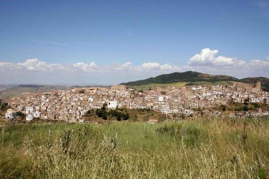 Centro Storico Panorama dell'intero centro storico di Tricarico. La foto è stata scattata dalla stessa angolazione della stampa seicentesca della città inserita nella raccolta " "Theatrum urbium praecipuarum mundi" pubblicata da G. Braun e F. Hogemberg a Colonia tra la fine del '500 e gli inizi del '600 .  
