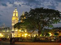 la piazza di campeche illuminata merida