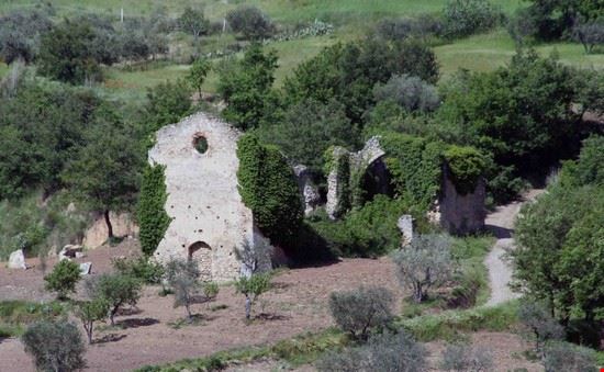  E' una chiesa tra le più antiche di Tricarico. Ubicata sulle falde della Serra del Cedro, lungo un'antica via di transito verso le Puglie, è in rovine sin dall'inizio del '500, epoca nella quale vennero recuperate, sotto l'altare, le reliquie di S. Potito, oggi conservate presso la Cattedrale. In un altro sacello ivi rinvenuto, secondo la cronaca del tempo, sarebbero state rinvenute alcune reliquie di S. Antonio abate di cui si sarebbero perse le tracce.  