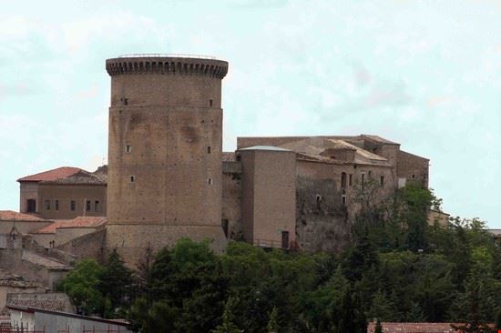  Veduta della torre normanna e del complesso conventuale di S. Chiara (castello fino al 1333, epoca nella quale il conte di Tricarico lo donò alle clarisse per farne un monastero di clausura).  