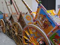carretti siciliani in schiera