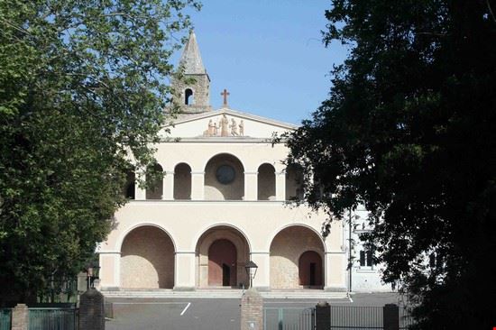  Complesso conventuale dei frati minori dell'Osservanza, fatto edificare extra moenia dal conte di Tricarico Geronimo Sanseverino nel 1479 e completato, dopo la sua morte, con il contributo della comunità tricaricese nel 1491. Conserva il più antico stemma della città finora conosciuto. Il quadriportico è abbellito da affreschi realizzati tra il 1647 ed il 1650 dal pittore tricaricese Cesare Scerra.  