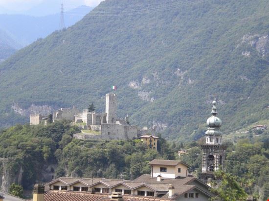 Il Castello - Veduta del castello dall'alto della montagna circostante.