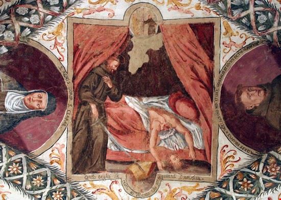  Particolare di affreschi realizzati da Cesare Scerra, pittore tricaricese, tra il 1647 ed il 1650. La scena effigiata è corredata dalla didascalia: "quando tagliò la testa al vescovo che perseguitava li suoi frati".  